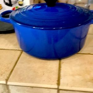 Le Creuset Dutch Oven 5 Quart piece of cookware. Used once blue.